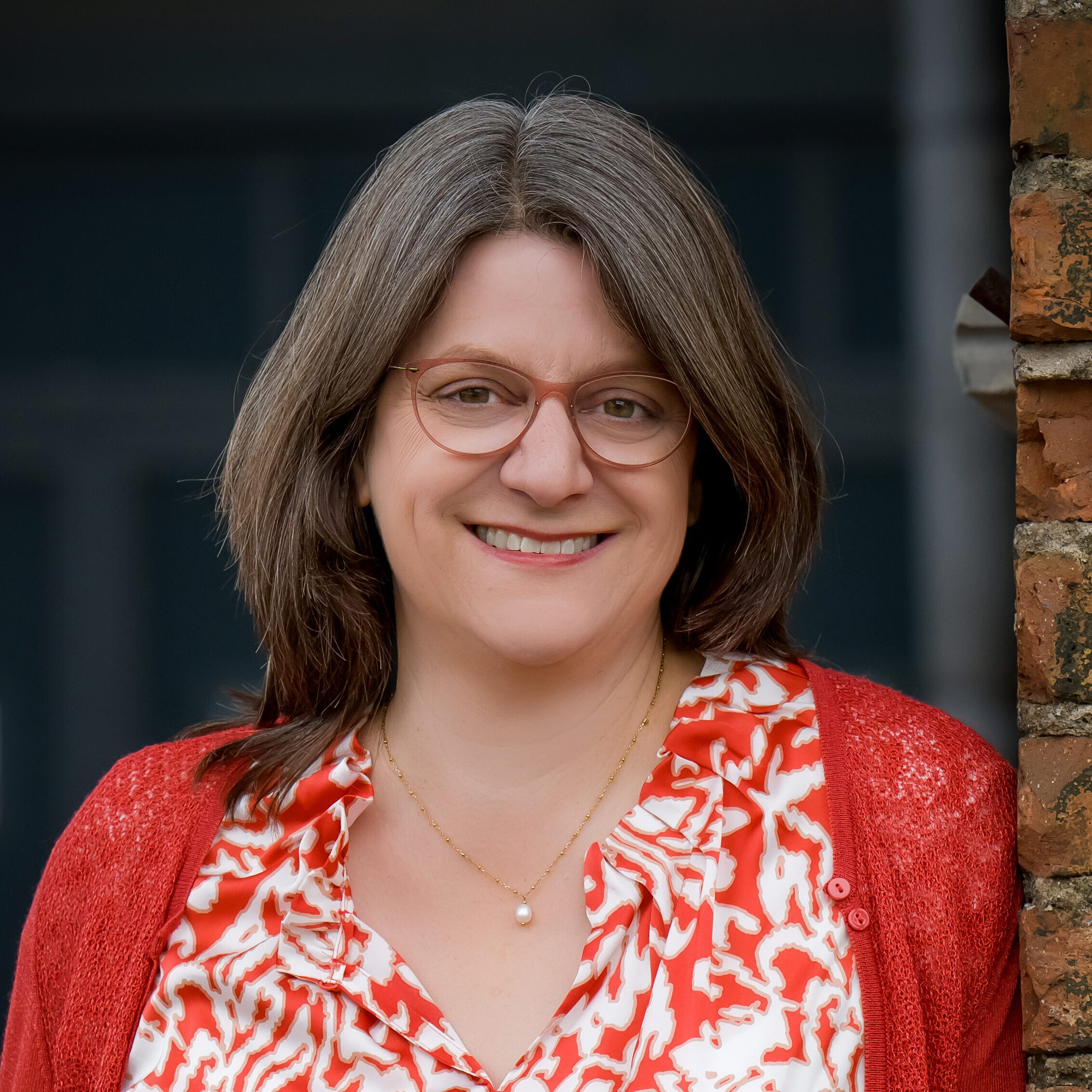 Martina Kroneisen, stehend und lächelnd